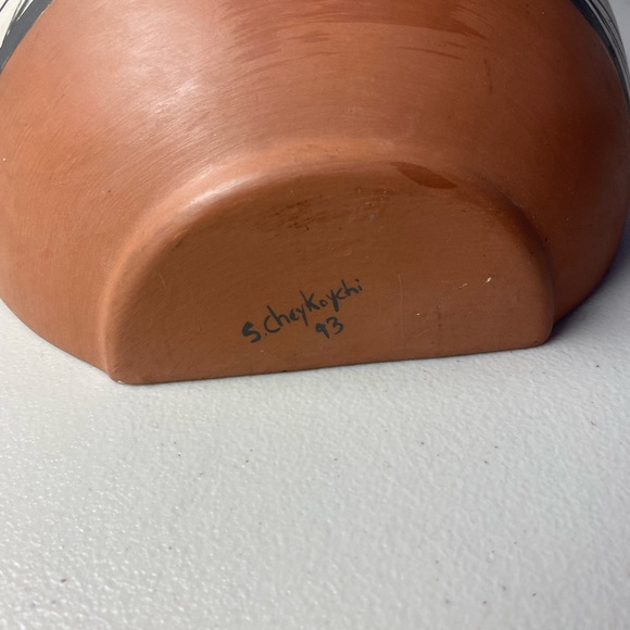 Authentic Signed Pueblo Native American Pottery ‘93 - Picture 4 of 5